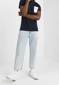 Calvin Klein Jeans T-shirt med print - dark blue