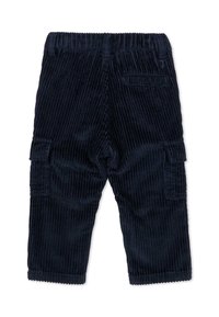 Granatowe spodnie sztruksowe z prążkowaną teksturą, elastycznym pasem i dwiema bocznymi kieszeniami na ładunki. Prosty fason nogawek z wykończonymi krawędziami.