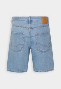 Ljusblå denimshorts med rak passform, fem fickor, synlig sömnad och en brun etikett i midjan bak.