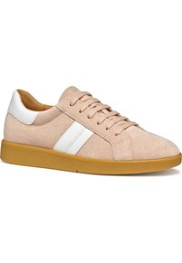 Baskets en daim rose clair avec des accents en cuir blanc, bout rond, semelle en caoutchouc, et lacets fins. Présente des rayures latérales blanches.