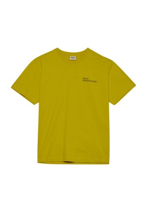Gul bomulds T-shirt med korte ærmer, rund hals og et trykt logo på venstre bryst. Glat tekstur med minimal syning.
