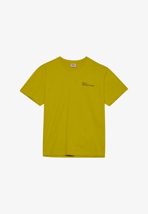 Gul bomullströja med korta ärmar, rundad halsringning och en tryckt logotyp på vänster bröst. Slät textur med minimala sömdetaljer.