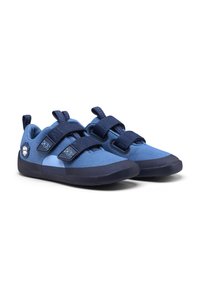 Scarpette da arrampicata blu con tomaia in tessuto texturizzato, dotate di due ampie cinghie in Velcro e di una suola in gomma per aderenza e durata.