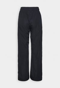 Pantalon de survêtement noir, léger et résistant à l'eau ; design à jambes larges avec taille élastique ; texture lisse ; sans logos ni motifs visibles.