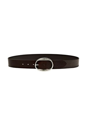 Cintura in pelle marrone scuro con fibbia rotonda in argento e tre fori per la regolazione su sfondo bianco.