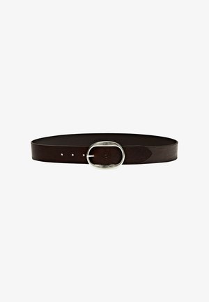 Cintura in pelle marrone scuro con fibbia rotonda in argento e tre fori per la regolazione su sfondo bianco.