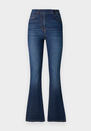 Højtaljede mørkeblå denim jeans med subtil udvaskning, fem-lomme design og flagrende ben, præsenteret på en ensfarvet hvid baggrund.
