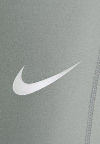 Nike Performance CHALLENGER - Tekaške pajkice - smoke grey/reflective silver