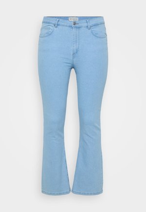 Jeans evazați de culoare albastru deschis din țesătură de denim. Prezintă un sistem de închidere cu buton frontal, cinci buzunare și detalii de cusătură de-a lungul cusăturilor.