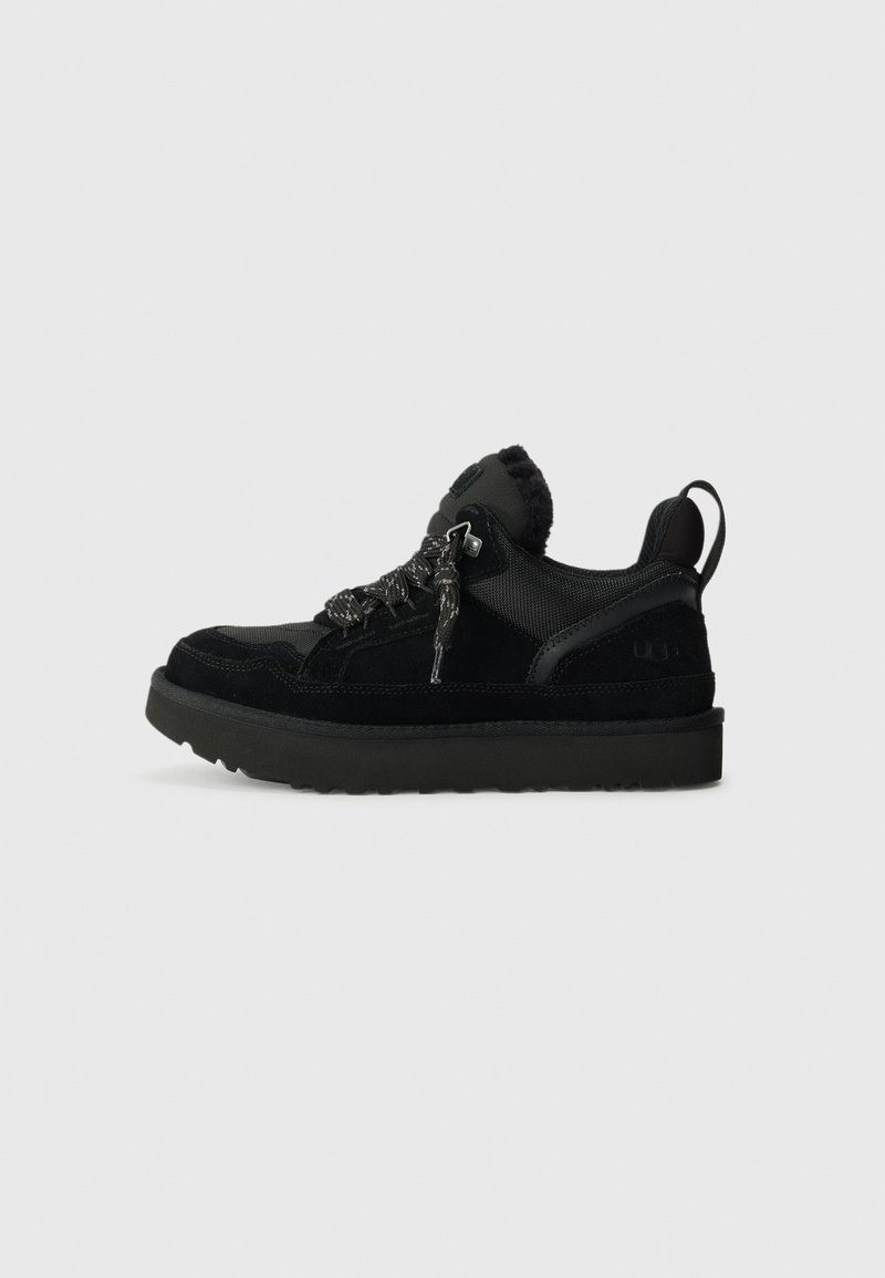 Zwarte sneaker met een combinatie van suede en gladde stof, ronde veters, een gevoerde kraag en een gestructureerde zwarte rubberen zool.