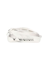Valkoinen urheilukassi, jossa on tyylikäs, pitkänomainen muoto. Korostettuna harmaa "VICTOR" -logo, hienovarainen diagonaalinen tekstuuri ja vetoketjulliset taskut.