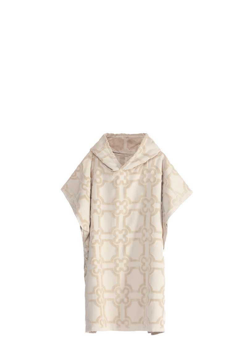 Poncho beige con capucha, hecho de una tela suave, que presenta un patrón geométrico texturizado con formas florales y un corte relajado.