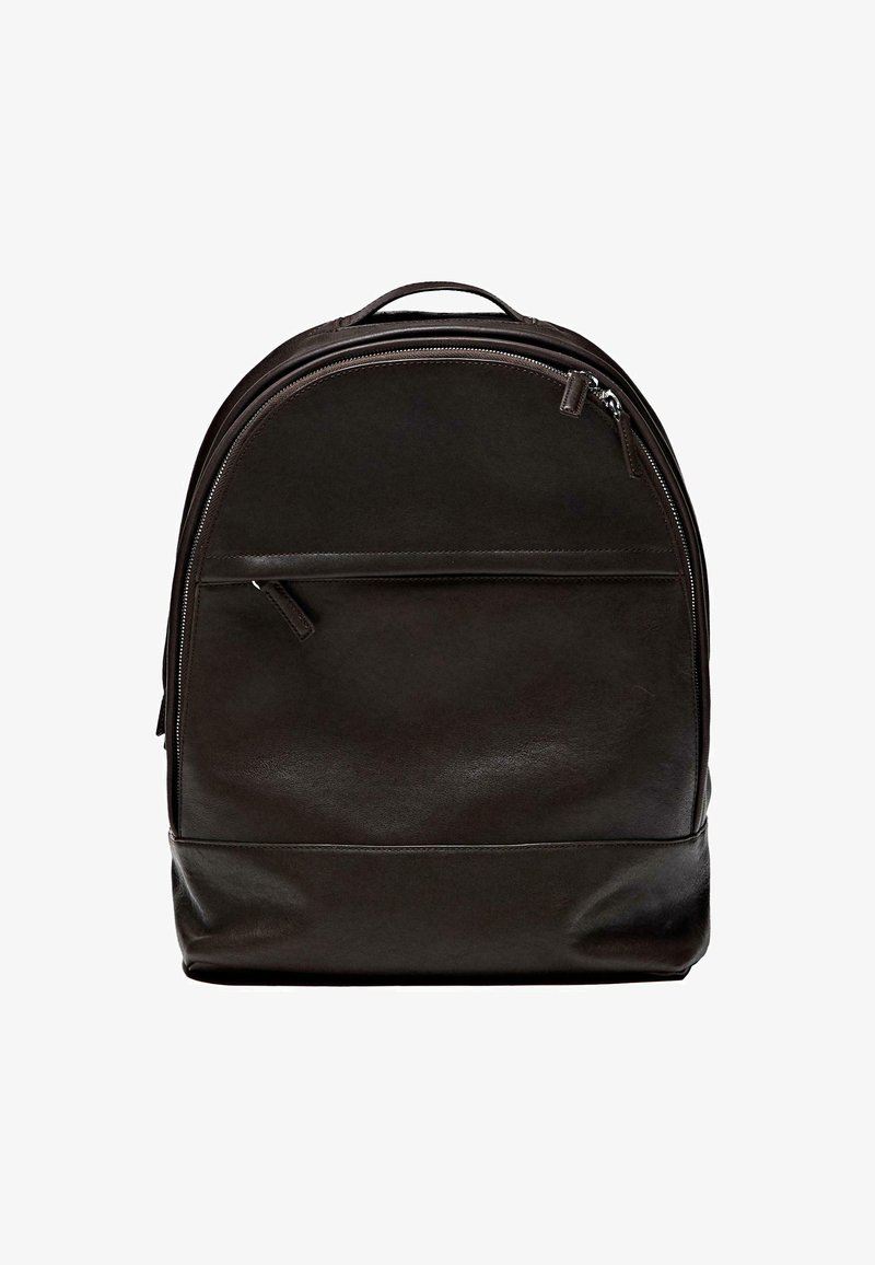 Zaino in pelle marrone scuro, caratterizzato da una texture liscia, forma arrotondata, tasca frontale con zip e manico per il trasporto superiore. Costruzione resistente.