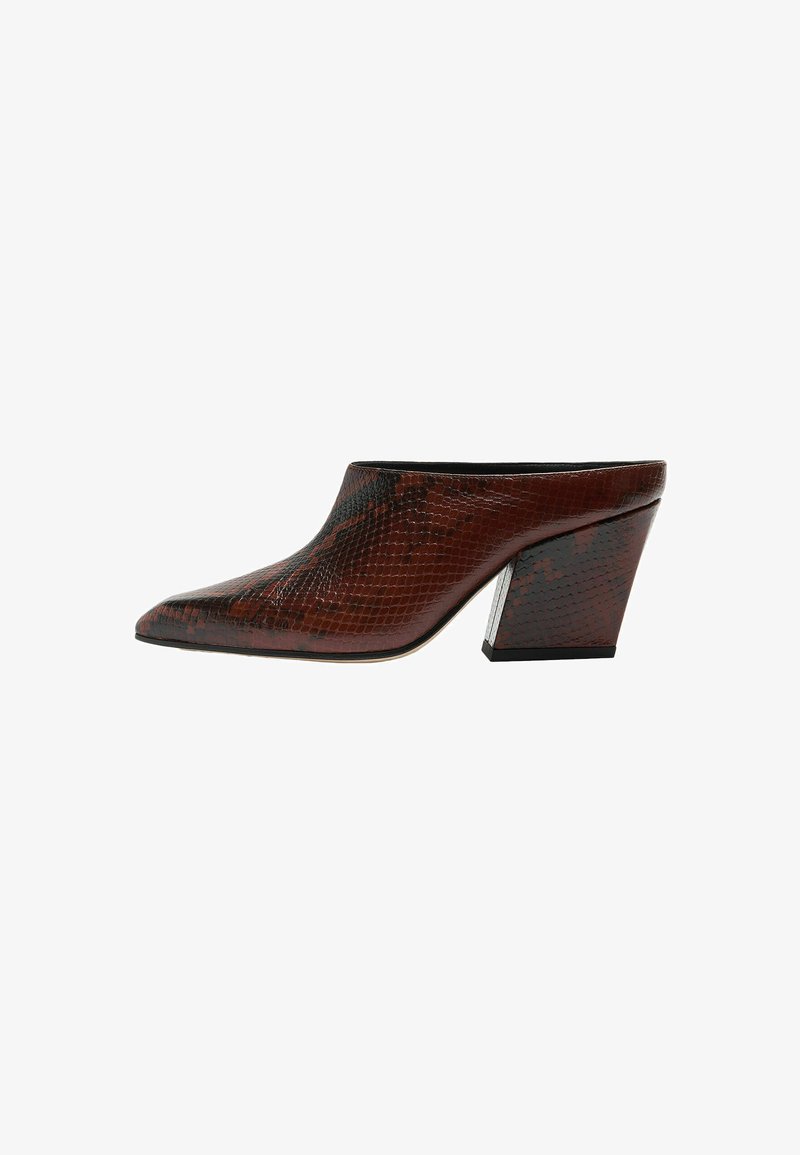 Brune slangeskindsprint mule med spids tå og chunky hæl, der har en blank overflade og et skråt design for ekstra dimension.