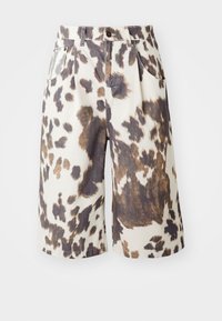 Brune og kremmønstrede shorts laget av bomull, med en avslappet passform, to frontlommer, knappelukking og midt på låret lengde.