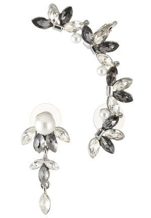 Boucles d’oreilles en ton argent avec manchette et clous ornés de cristaux marquise noirs et clairs et accents de perles blanches dans un design inspiré de fleurs.