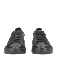 Sneaker nere con tomaia in pelle liscia, punta rotonda, suola in gomma e accenti testurizzati in contrasto. Presentano lacci piatti e colletto imbottito.