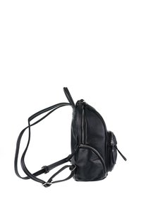 Sac à dos en cuir noir avec une surface texturée, comportant plusieurs compartiments zippés et des bretelles ajustables. Forme compacte et arrondie.