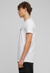 Mister Tee PUSHIN  - Triko s potiskem - white