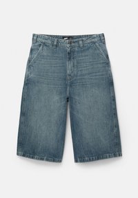 Shorts in denim blu, alla lunghezza del ginocchio, con una vestibilità rilassata, tasche anteriori e chiusura con bottone. Texture invecchiata con dettagli di sfumatura leggera.