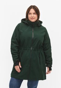 Groene waterdichte parka met een trekkoord in de taille, een rits aan de voorkant en twee zijzakken. Bevat een capuchon en elastische manchetten voor extra comfort.