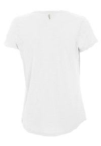 Camiseta blanca de manga corta con dobladillo curvado. Fabricada con tela suave, cuenta con una pequeña etiqueta de la marca en la parte posterior del cuello.