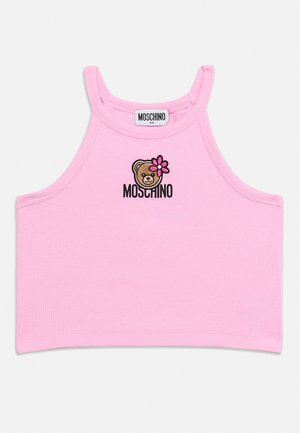 Roza rebrast kratka majica s tankimi naramnicami, na njej je obraz medvedka z rožico in napisom "MOSCHINO" pod medvedkom.