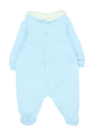 Hellblaue Babyschlafanzug mit weißem Kragen, langen Ärmeln, Druckknöpfen auf der Vorderseite und elastischen Bündchen an Beinen und Handgelenken.