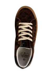 Sneaker con stampa leopardata caratterizzate da una tomaia marrone pelosa, lacci bianchi, punta rotonda e suola in gomma. L'interno presenta un logo stampato. Taglia 38.
