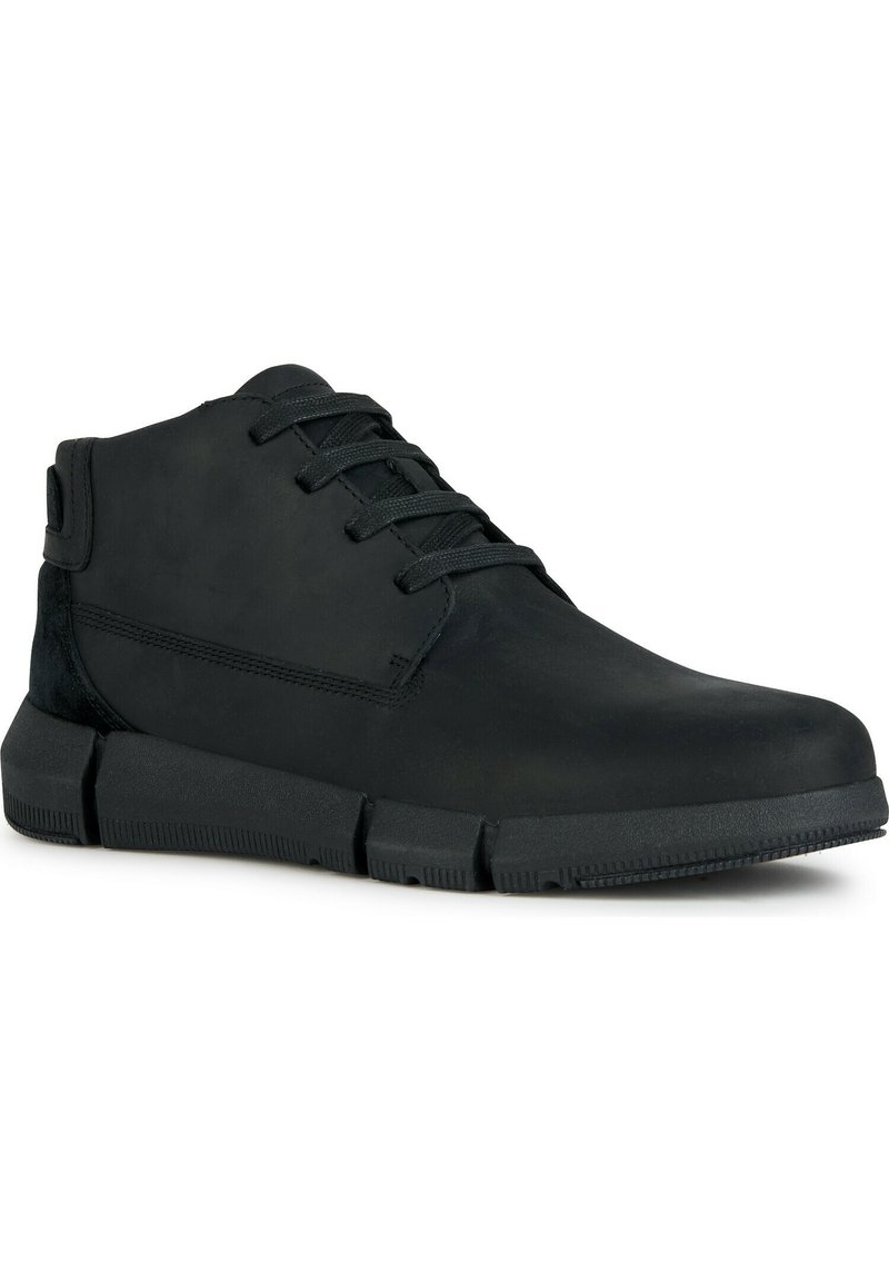 Schwarze Schnürstiefeletten aus glattem Synthetikmaterial, gepolsterter Knöchelkragen, Gummisohle und minimalistisches Design. Flache Schnürsenkel und eine strukturierte Gripsohle.