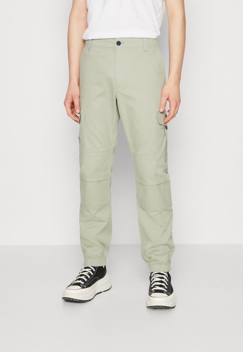 Ljusgröna cargobyxor i bomullsblandning, med sidofickor, elastiska muddar och knappstängning i midjan.