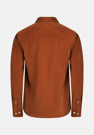 Camisa de pana marrón con mangas largas, cuello con solapa y puños abotonados. La tela tiene una textura suave con un patrón acanalado.