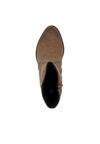 Botte de cheville en cuir brun avec une texture lisse, un design festonné en haut, et une sangle décorative avec boucle sur le côté.
