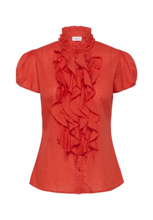 Blouse rouge à manches courtes avec un col montant à volants et des détails à volants sur le devant. Confectionnée dans un tissu léger à texture lisse.