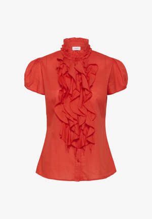 Blouse rouge à manches courtes avec un col montant à volants et des détails à volants sur le devant. Confectionnée dans un tissu léger à texture lisse.