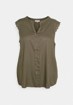 Blusa verde oliva senza maniche con bordo in pizzo sulle spalle, scollo a V diviso e pannello centrale cucito sul davanti.