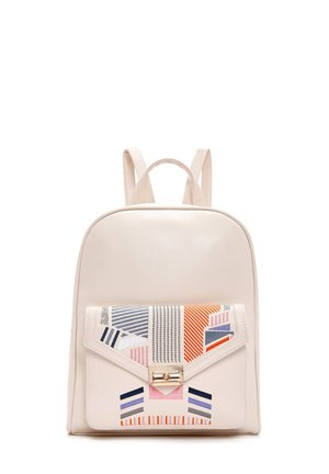 Zaino in finta pelle di colore crema con un pannello frontale a motivo geometrico. Presenta dettagli multicolori e una chiusura in metallo dorato.