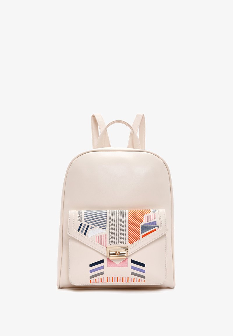 Zaino in finta pelle di colore crema con un pannello frontale a motivo geometrico. Presenta dettagli multicolori e una chiusura in metallo dorato.