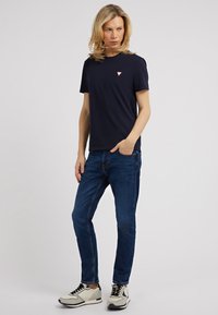 Guess CN SS CORE STR - T-shirt basic - smart blue