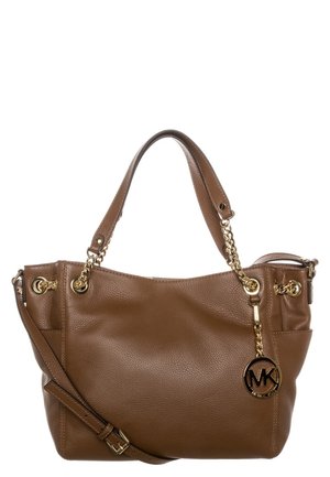 Ruskea nahkainen käsilaukku, jossa on kultaiset yksityiskohdat, ketjutehosteet ja logo-riipus. Pehmeä rakenne, tilava muotoilu ja kaksoiskahvat monipuolisuutta varten.