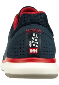 Obcas sportowego buta w kolorze granatowym i czerwonym z perforowanymi bokami, białą podeszwą oraz logo "HH 1966" na tylnej części środkowej.