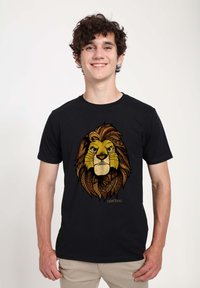 Sort bomulds T-shirt med et guld og brunt løve grafikdesign med indviklede mønstre og detaljerede ansigtstræk.