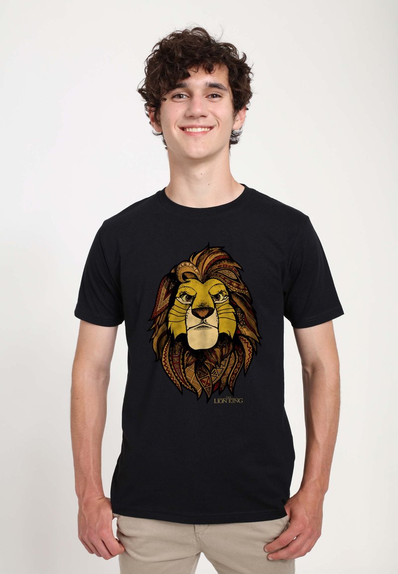 Sort bomulds T-shirt med et guld og brunt løve grafikdesign med indviklede mønstre og detaljerede ansigtstræk.
