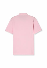 Polo shirt in zacht roze stof, met een klassieke kraag, korte mouwen en een gladde textuur zonder zichtbare patronen of accenten.
