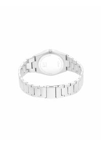 Silberner Edelstahl-Armbanduhr mit achteckigem Gehäuse und Gliederarmband. Verfügt über eine glatte Oberfläche und einen einfachen Verschlussmechanismus.