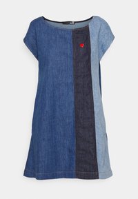 Jeansklänning med en blandning av ljusblå och mörkblå nyanser, korta ärmar, rund halsringning och en liten röd hjärtbroderad detalj.