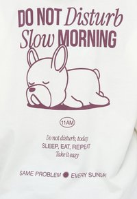 Κοιμισμένο καρτούν σκυλί με το κείμενο «Μην Ενοχλείτε Αργό Πρωί», «11 ΠΜ» και μηνύματα για χαλάρωση και επανάληψη καθημερινών ρουτινών.