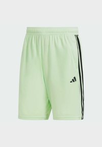 Shorts sportivi verde chiaro con vita elastica, strisce laterali nere e un logo nero sul lato sinistro in basso.