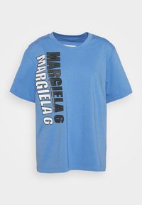 Blå bomullströja med rundad hals, korta ärmar och fet svart text "MARGIELA 6" tryckt diagonalt över framsidan.