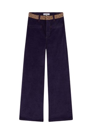 Pantaloni in corduroy a gamba larga di un profondo viola con una cintura decorata, dotati di tasche frontali e dettagli di cucitura arancioni.